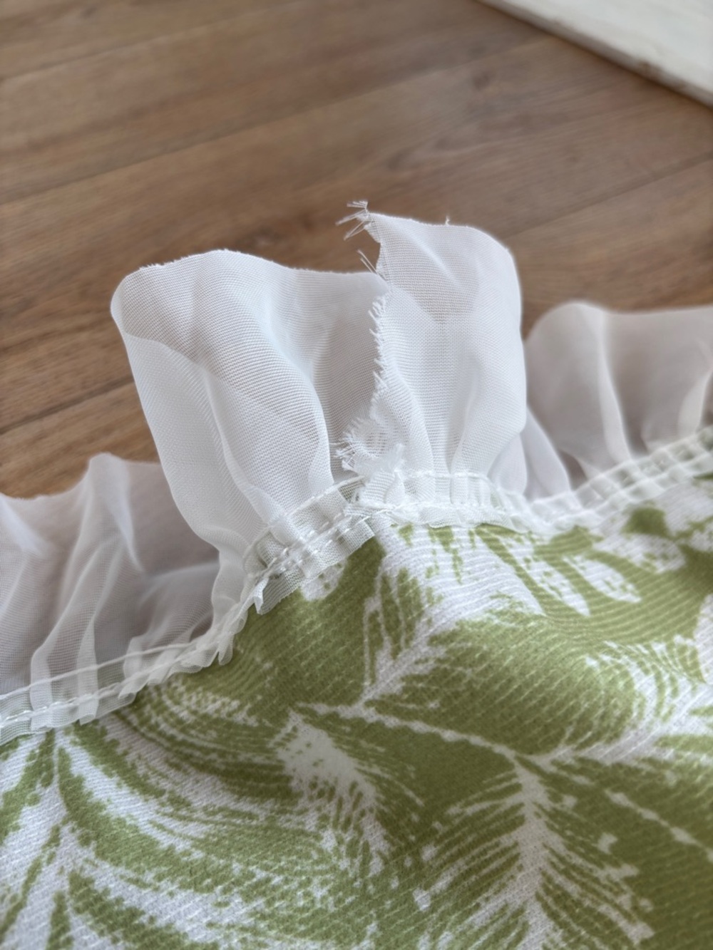 Green Botanical Print Ruffled Tablecloth - Picture 14 of 14